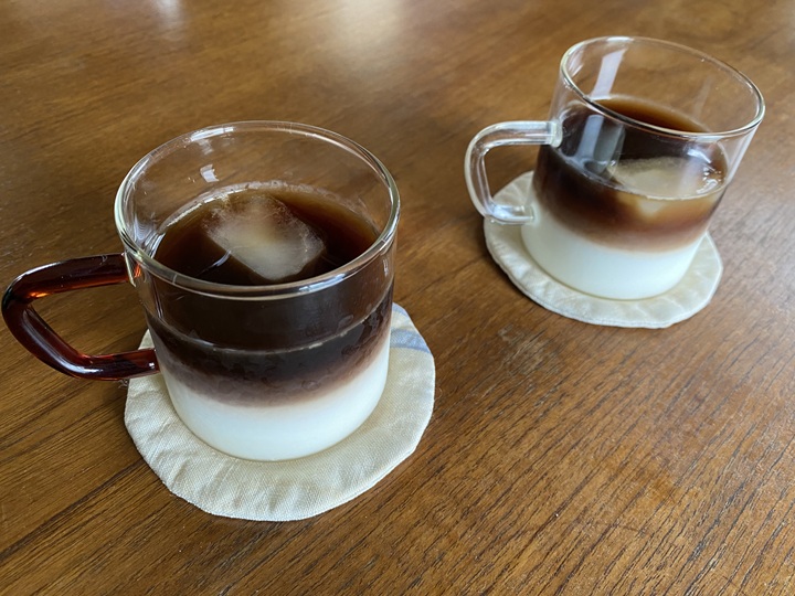 布製のコースターとヴィジョングラス