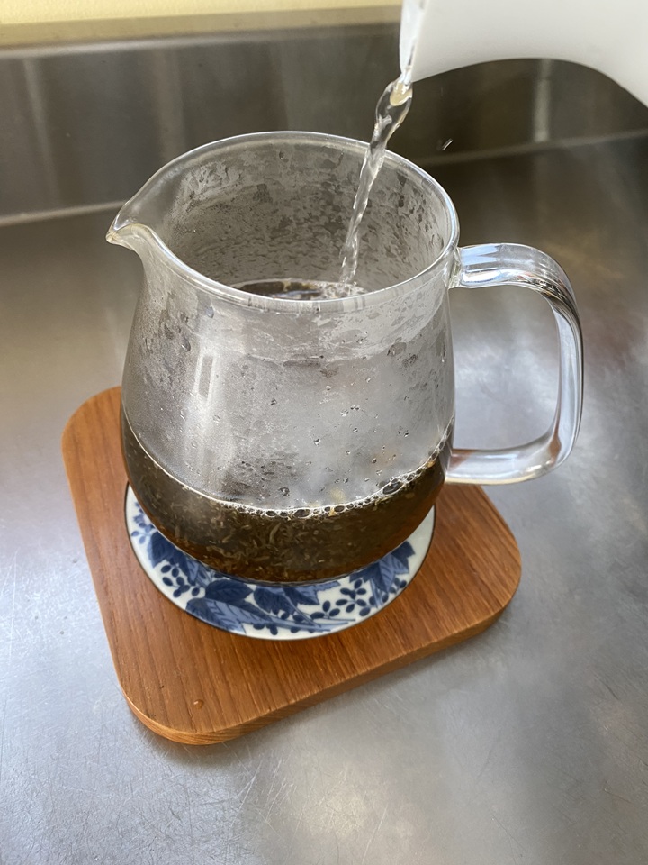 ティーポットでお茶を淹れる