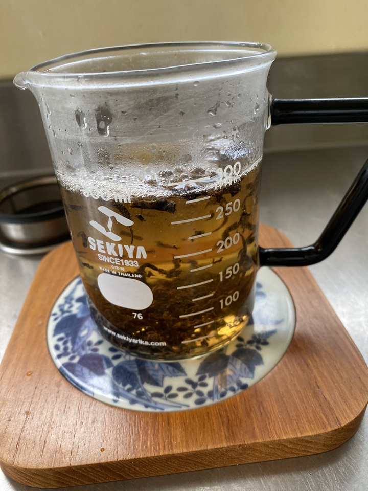 お茶を淹れたビーカー