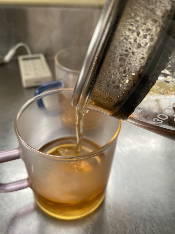 お茶を注ぐ