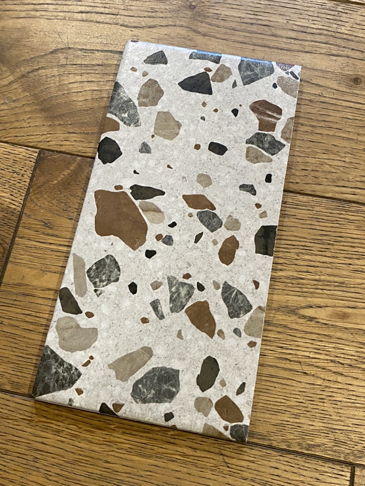 カット後のタイル