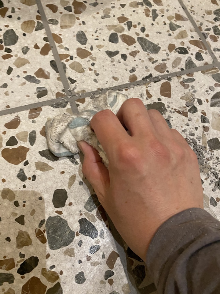 タイルの目地入れ