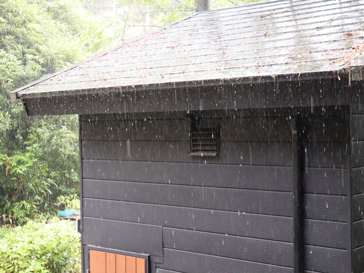 雨の山小屋