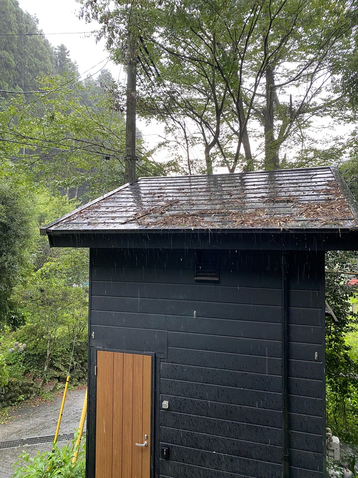 雨の山小屋