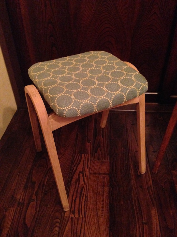 張り替えた秋田木工のスツール