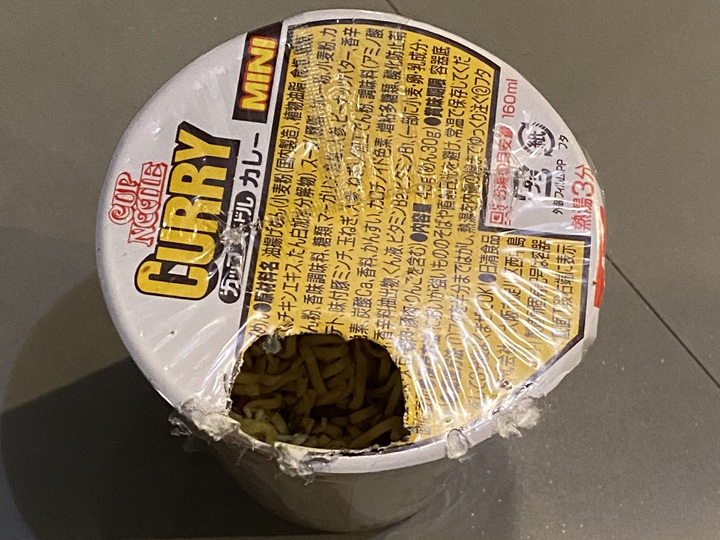 穴の開いたカップヌードル