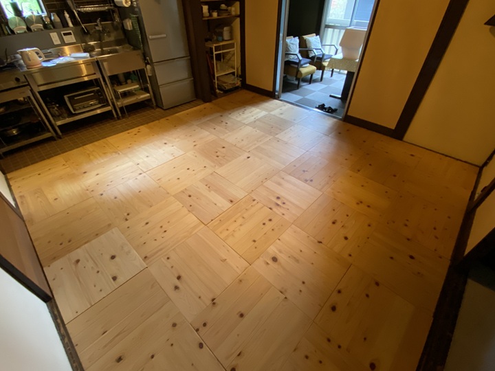 家具などをどかした室内