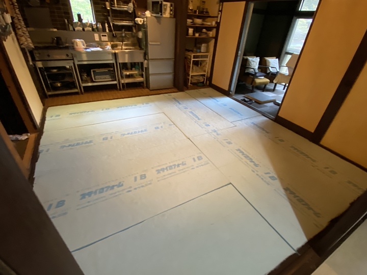 断熱材を戻した室内