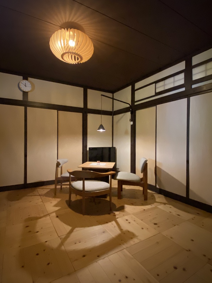 母屋のキッチンダイニング