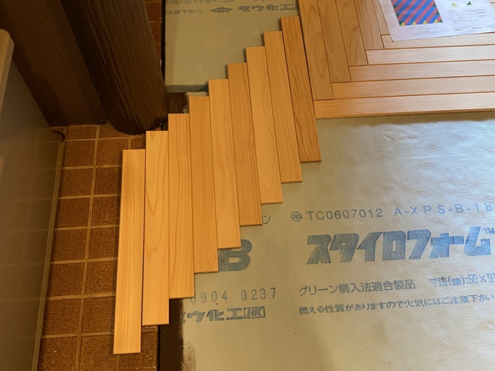 ヘリンボーンの床のはみ出し