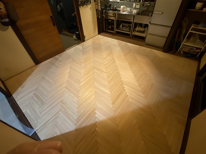スキマを埋めたヘリンボーンの床