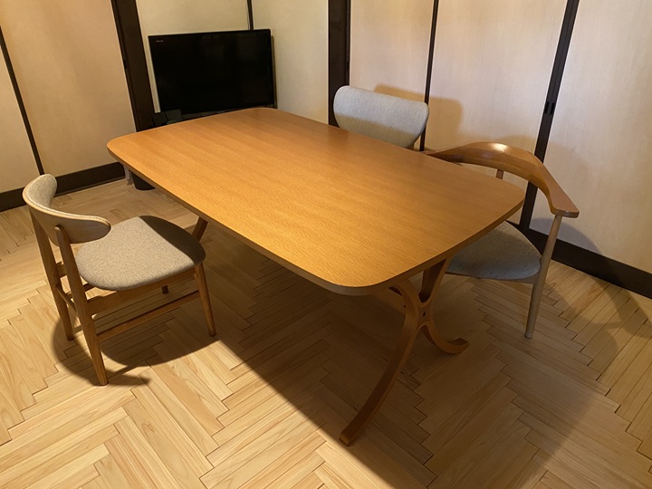 天童木工製のダイニングテーブルと低めの椅子