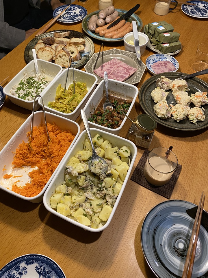 食卓いっぱいの食事