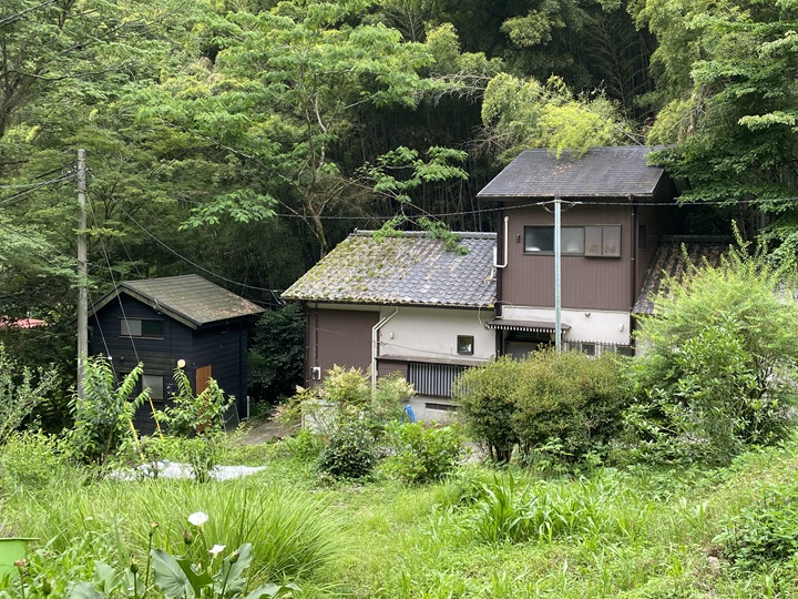 山小屋の外観