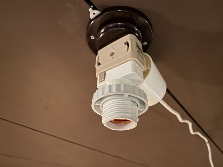 アダプタに照明器具を接続