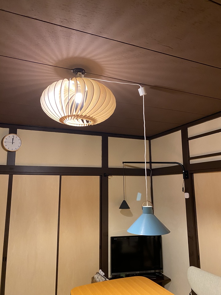 延長コードを接続した照明