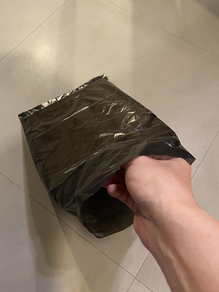 ネズミ捕りシートを袋に入れる