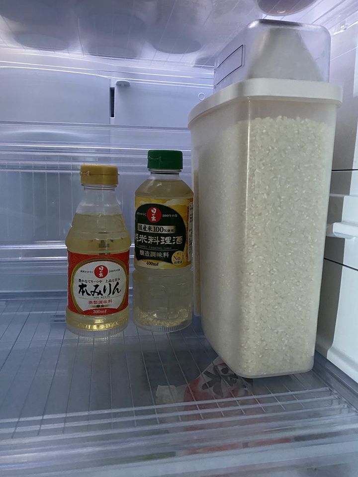 冷蔵庫内の米や調味料