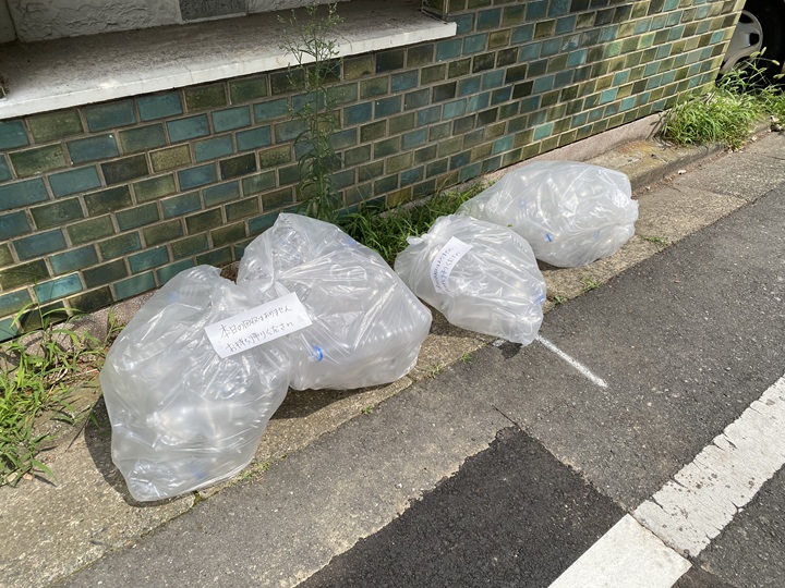 間違って出されたペットボトルゴミ