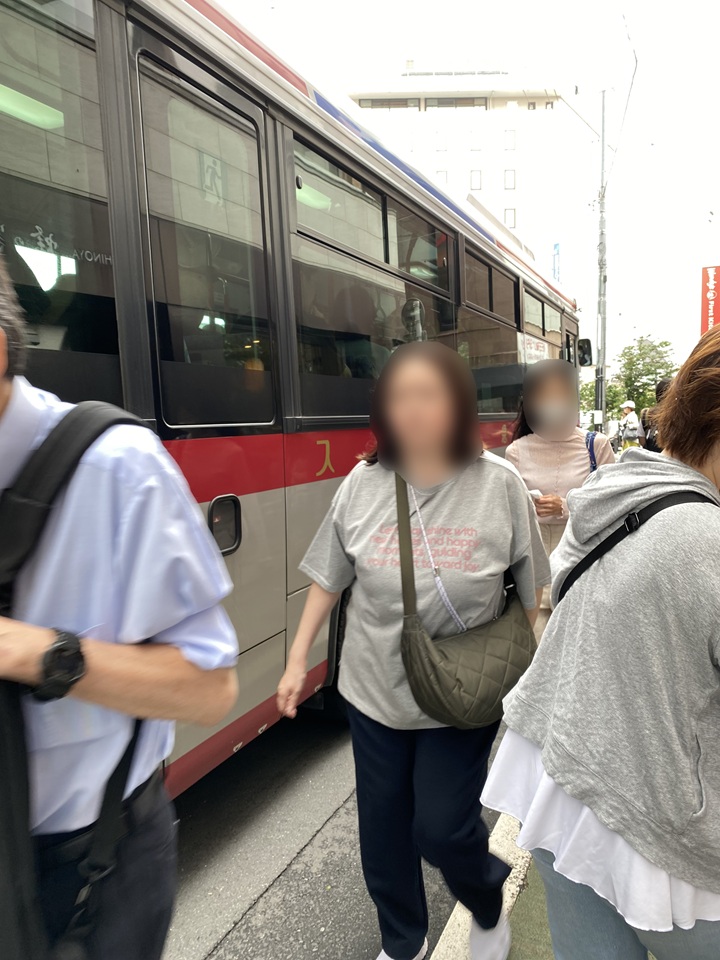 バスと歩行者