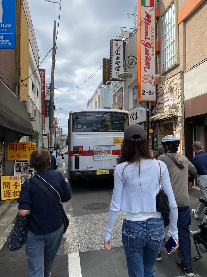 狭い道を走るバス