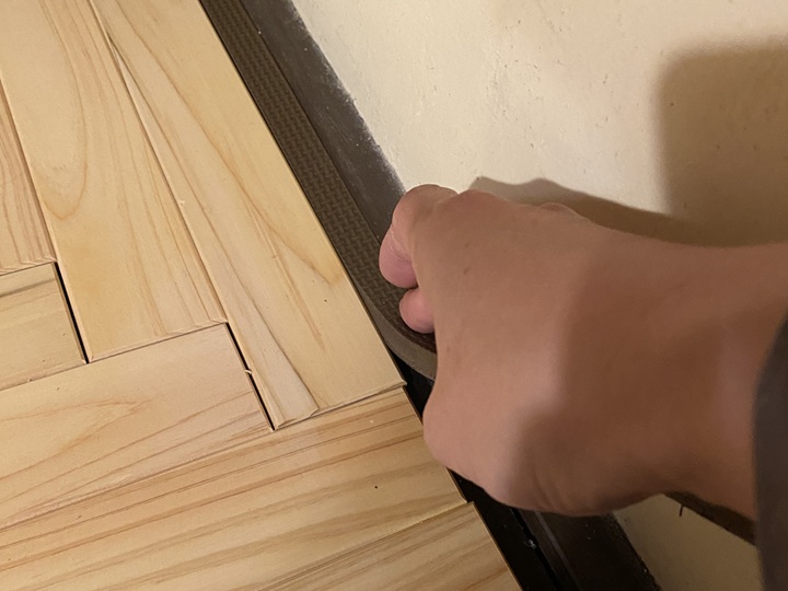 マットをスキマに押し込む