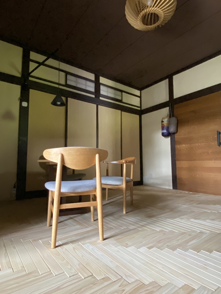 山小屋の室内