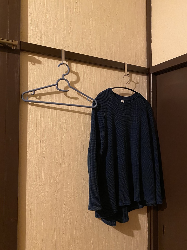 長押フックにハンガー