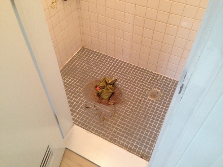 便器撤去後のトイレ